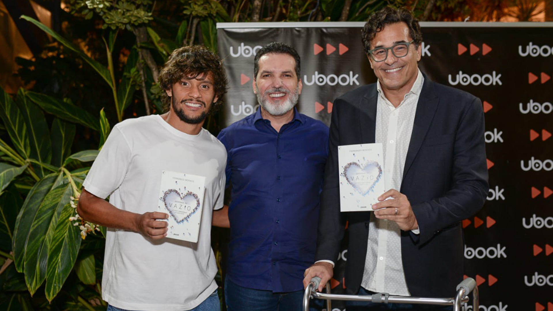 Fernando Moraes lança livro em noite de autógrafo com celebridades