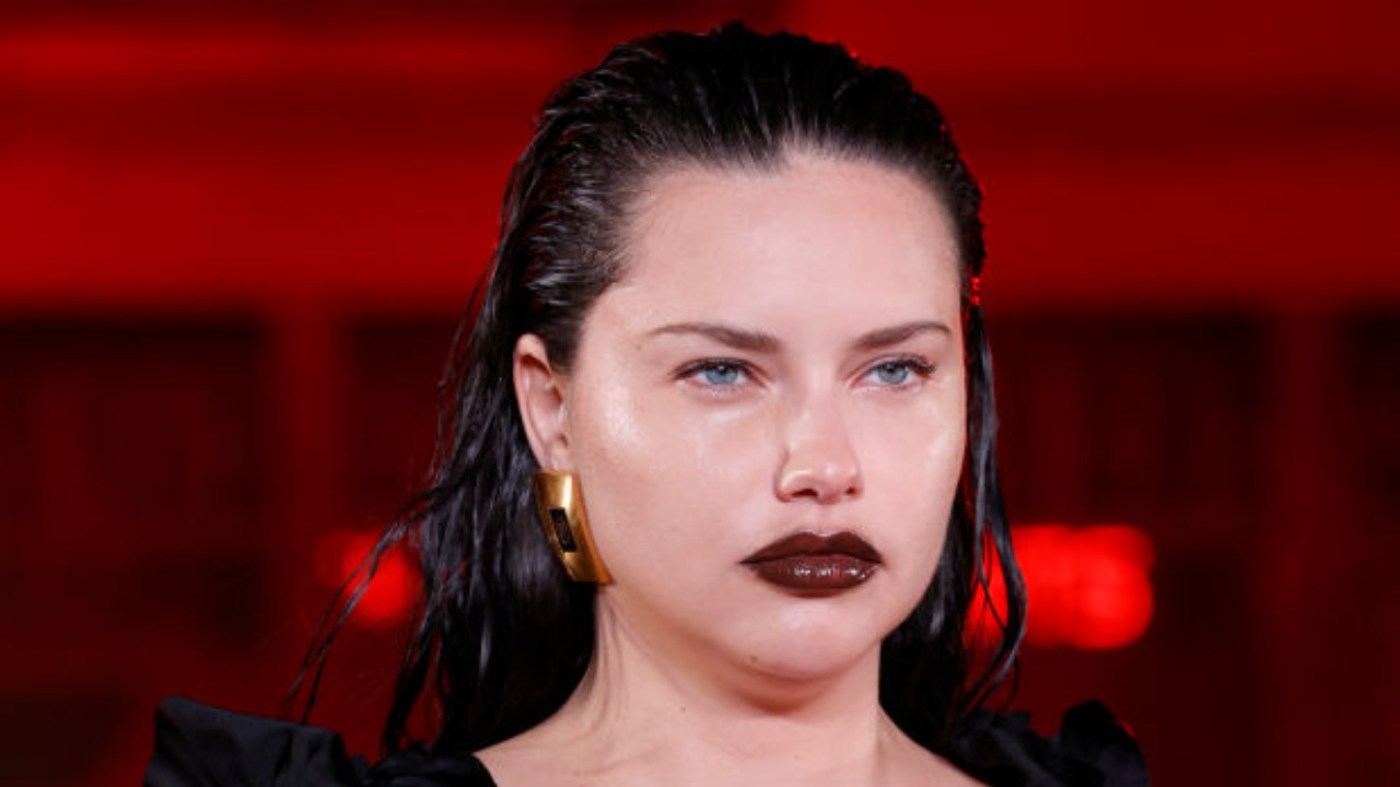 Grávida do terceiro filho, Adriana Lima rouba a cena ao mostrar barrigão em desfile