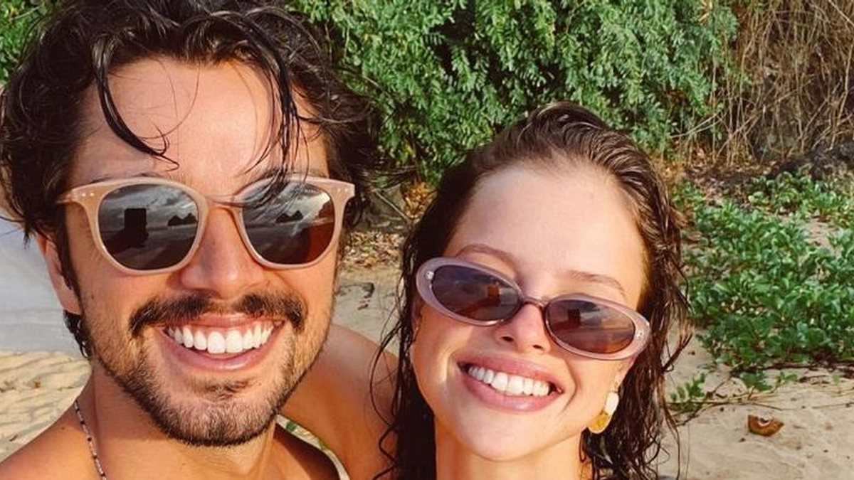 Agatha Moreira aparece coladinha com Rodrigos Simas em clique romântico no elevador: ”Te amo”