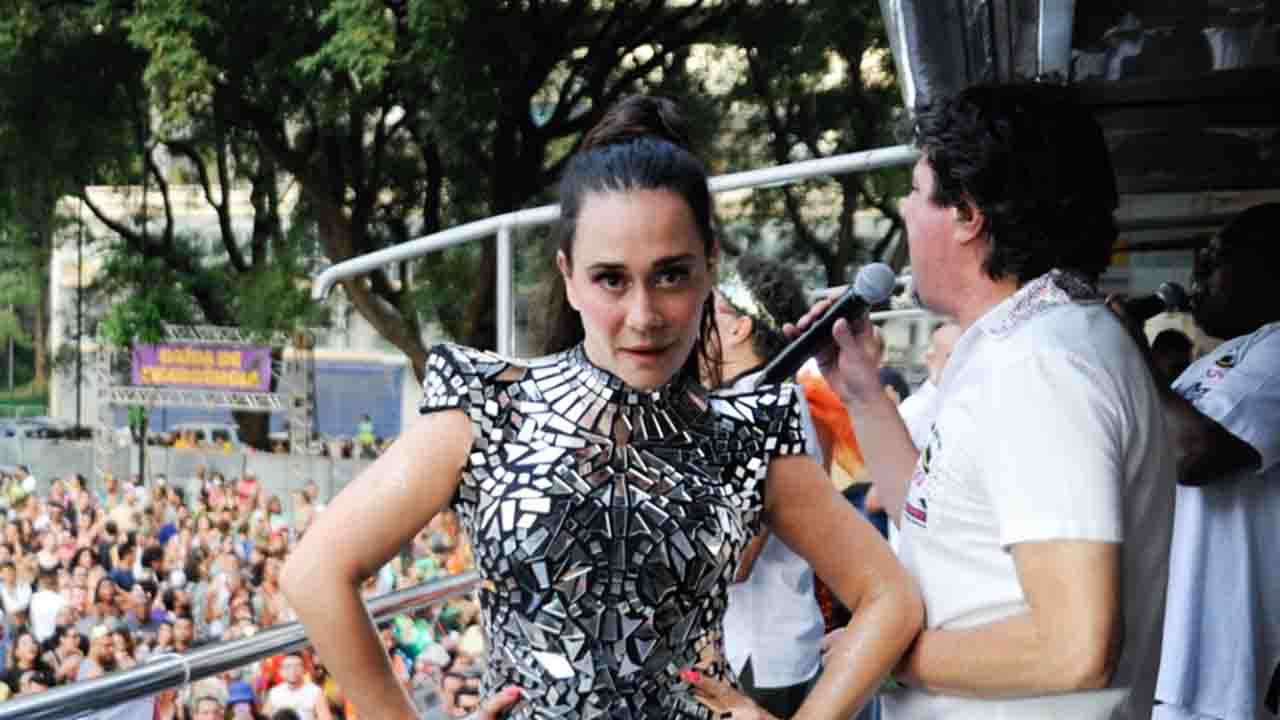 Com look prateado, Alessandra Negrini exibe boa forma à frente do bloco Acadêmicos do Baixo Augusta