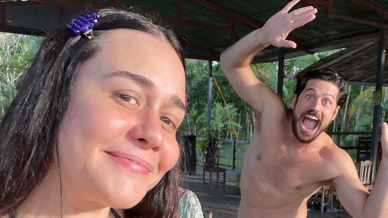 Alessandra Negrini aproveita banho de rio com Marco Pigossi durante gravações de ‘Cidade Invisível’
