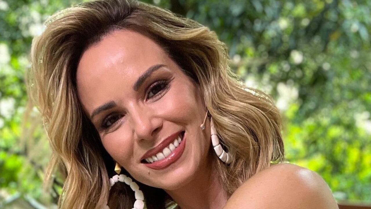 De biquíni roxo, Ana Furtado se destaca na piscina: ”A mãe tá on”