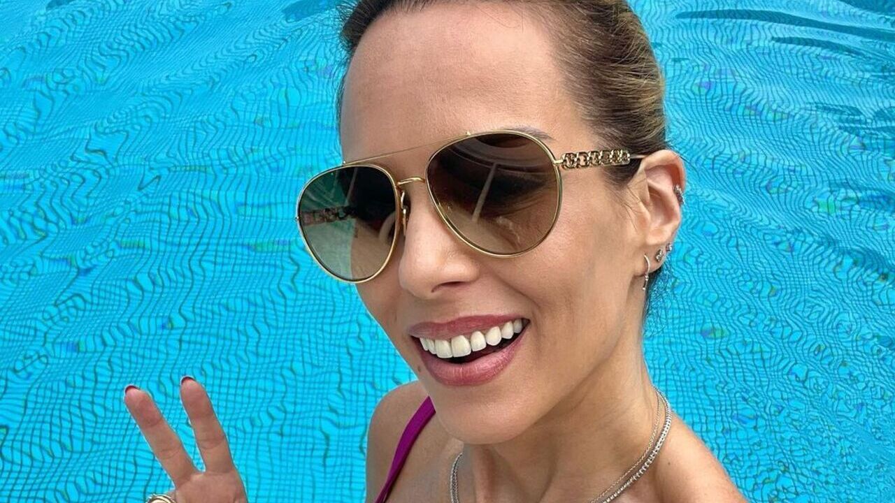 De biquíni branco, Ana Furtado curte feriado em barco sem Boninho