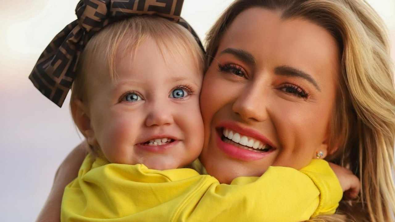 Ana Paula Siebert explode o fofurômetro ao exibir a filha, Vicky, fantasiada de coelhinha: ”Que linda!”