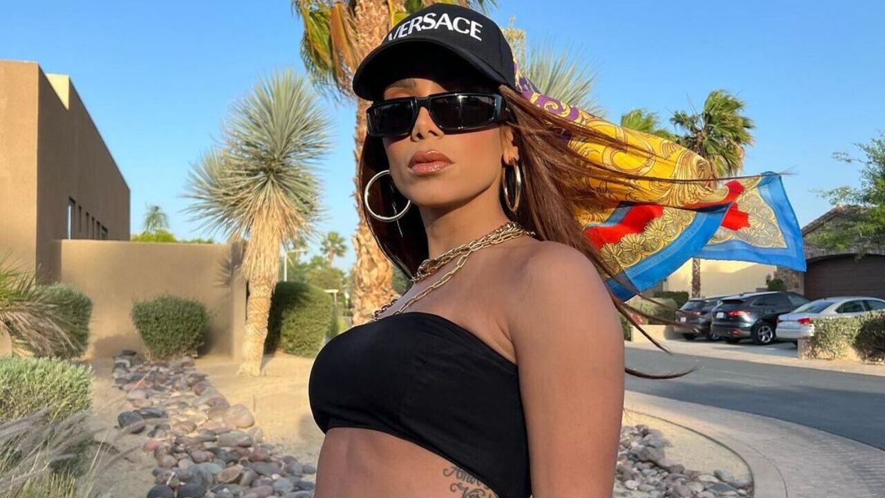 Com calcinha fio à mostra, Anitta exibe corpaço em look preto poderoso