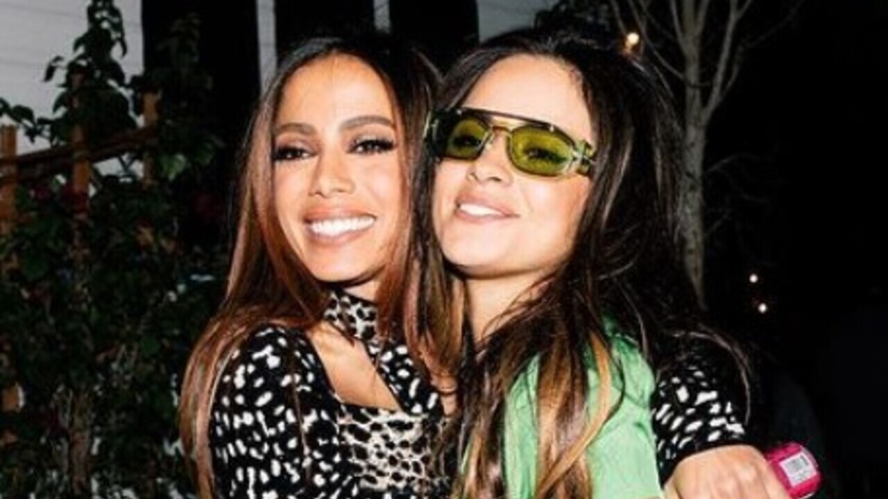 Estilosa, Anitta posta fotos com famosos no backstage do Coachella