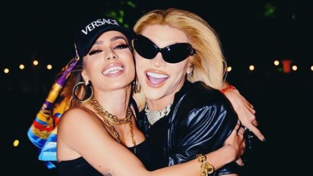 Pabllo Vittar posa ao lado de Anitta no primeiro final de semana do Coachella