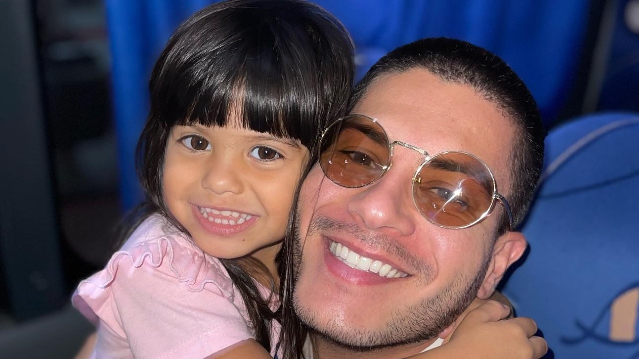 Arthur Aguiar reencontra a filha Sophia após o BBB 22: ”Deu um nó na minha garganta”