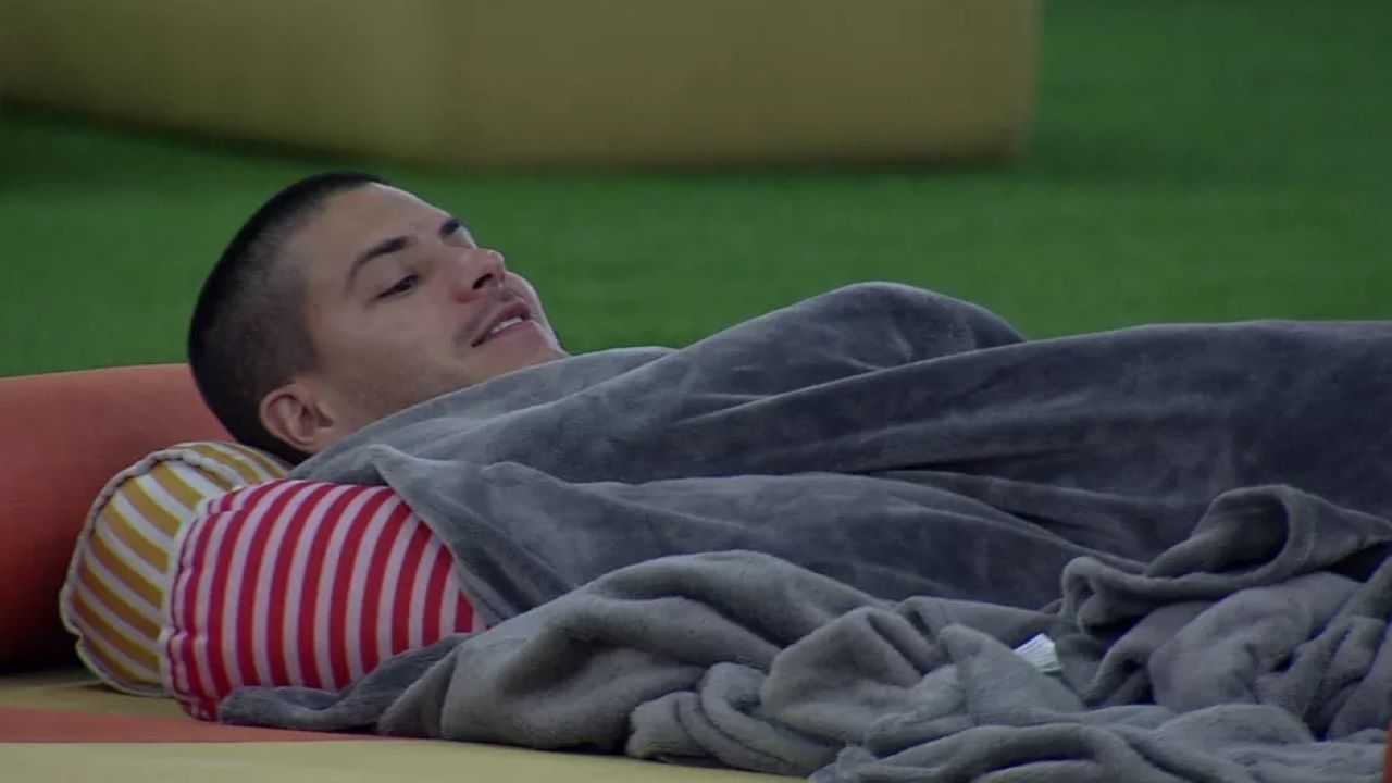 BBB 22: Taxado de dorminhoco, Arthur Aguiar devolve provocação ao Scooby e ao PA: ”Vocês dormiram o dia todo”