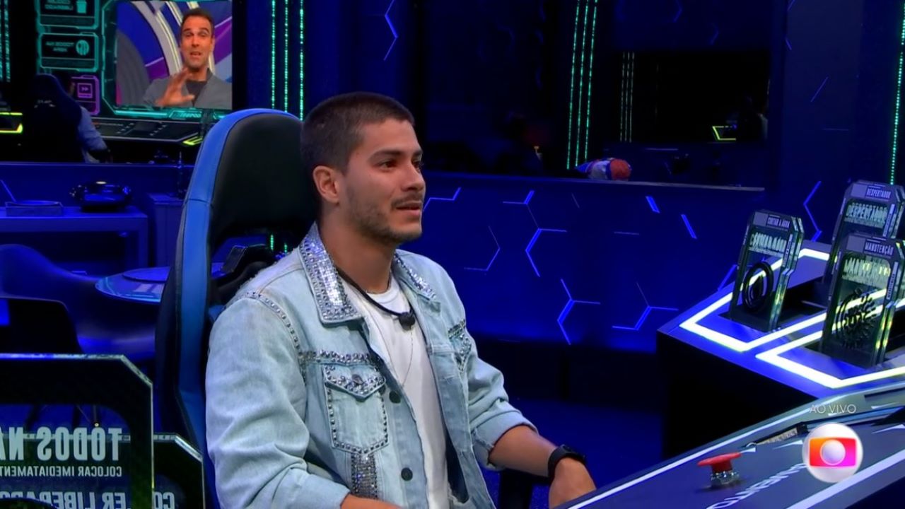 BBB 22: No “Quarto Secreto”, Arthur Aguiar recebe instruções de Tadeu Schmidt