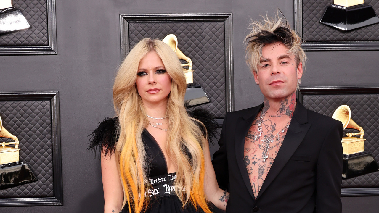 Avril Lavigne revela que está noiva do cantor Mod Sun