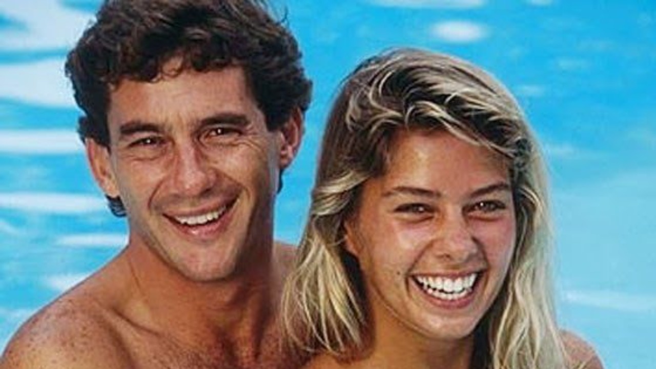 Adriane Galisteu presta homenagem no aniversário da morte do piloto Ayrton Senna