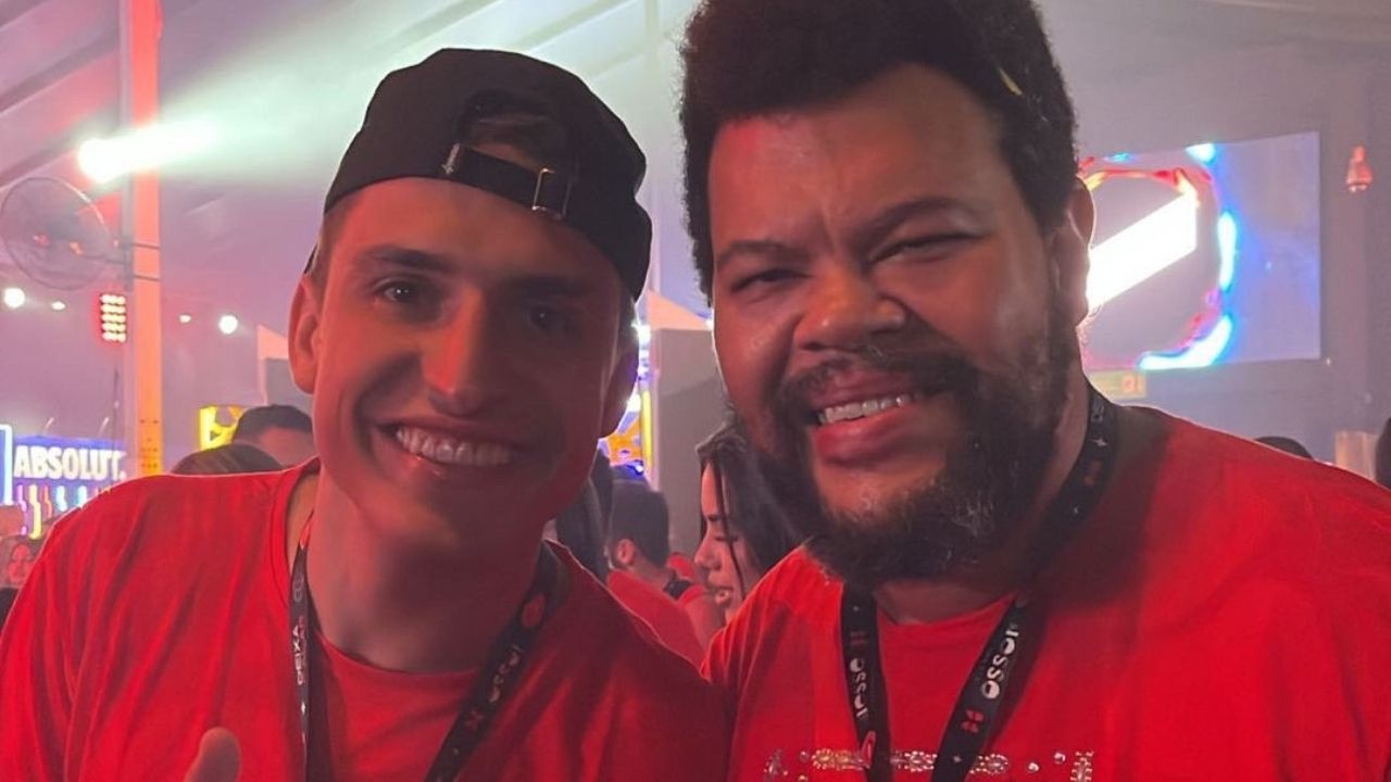 Babu Santana e Felipe Prior se encontram em camarote na Sapucaí