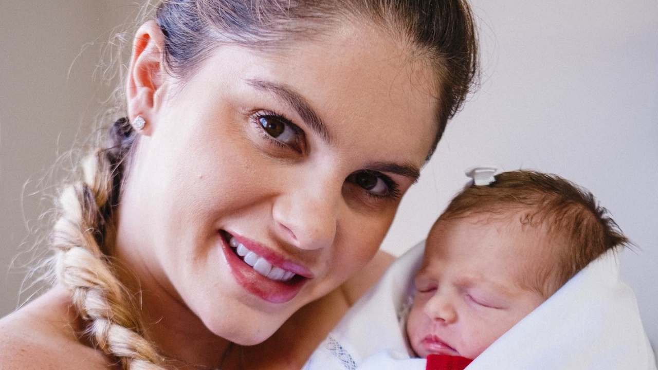 Bárbara Evans deixa a maternidade com a filha, Ayla: ”Coração transbordando”