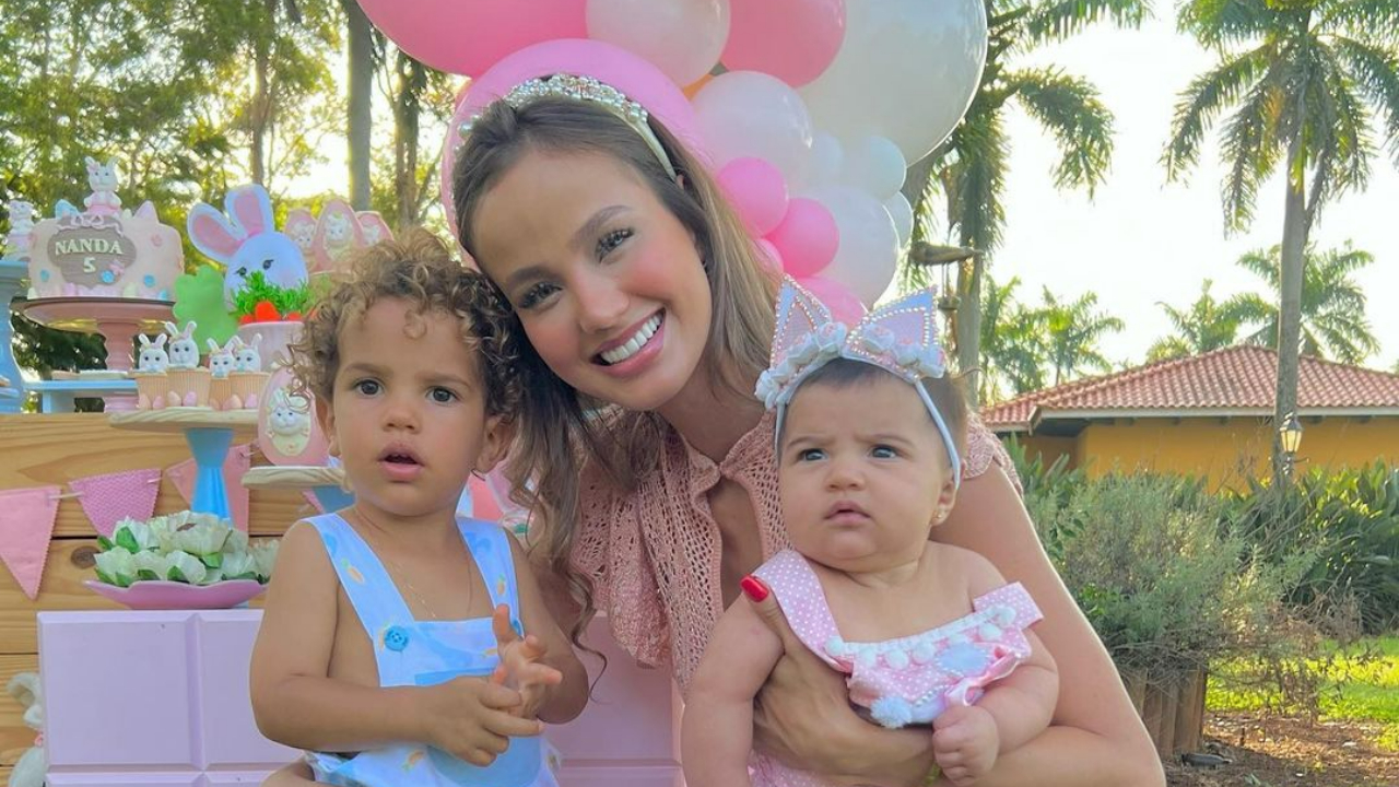 Biah Rodrigues faz festinha temática para celebrar os 5 meses da filha, Fernanda: ”Minha coelhinha”