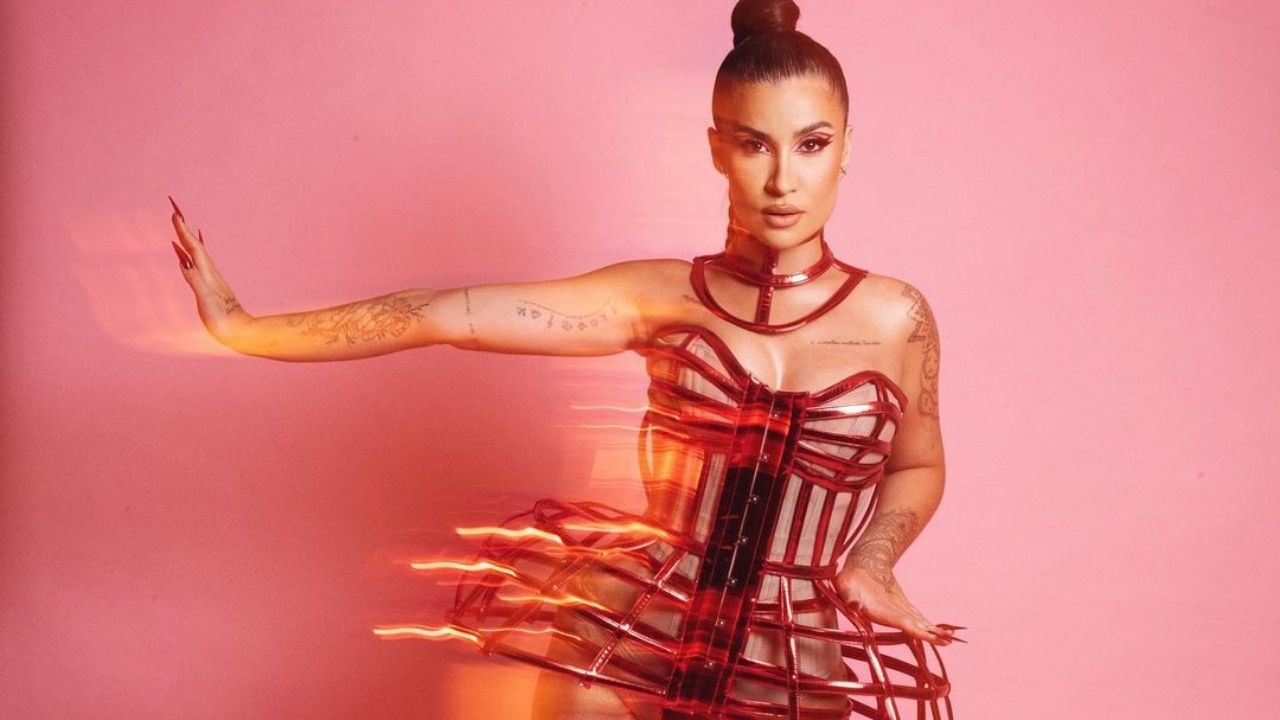 Bianca Andrade aposta em look futurista para ensaio da Grande Rio: “Uma menina de vermelho”