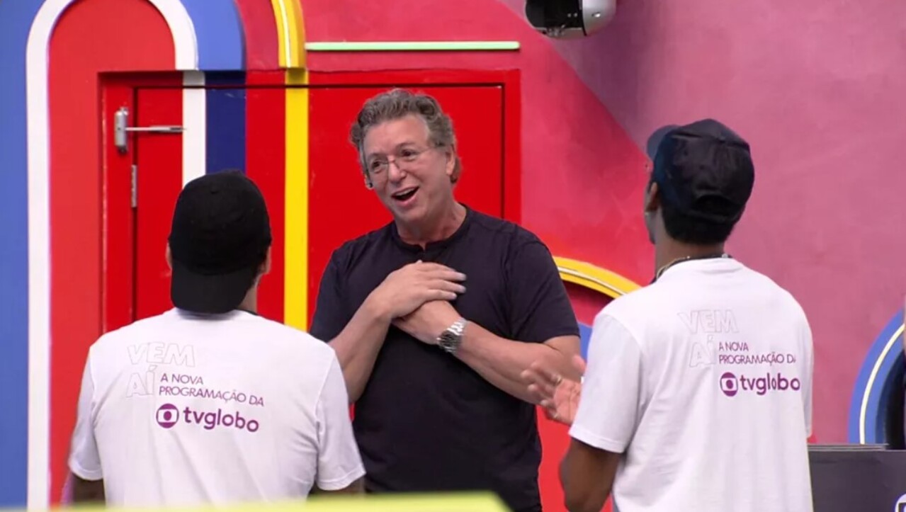 Boninho entra na casa do BBB e se diverte com os participantes