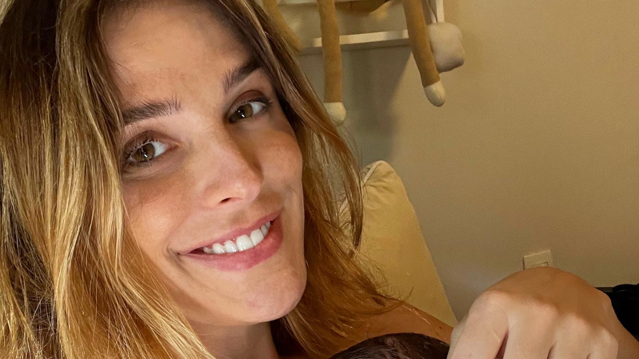 Rafa Brites posa com os dois filhos e avalia: ”Virei esse mulherão”