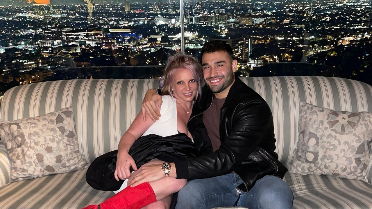Grávida, Britney Spears divide momento romântico com o noivo na piscina: “Exercício para bebês”
