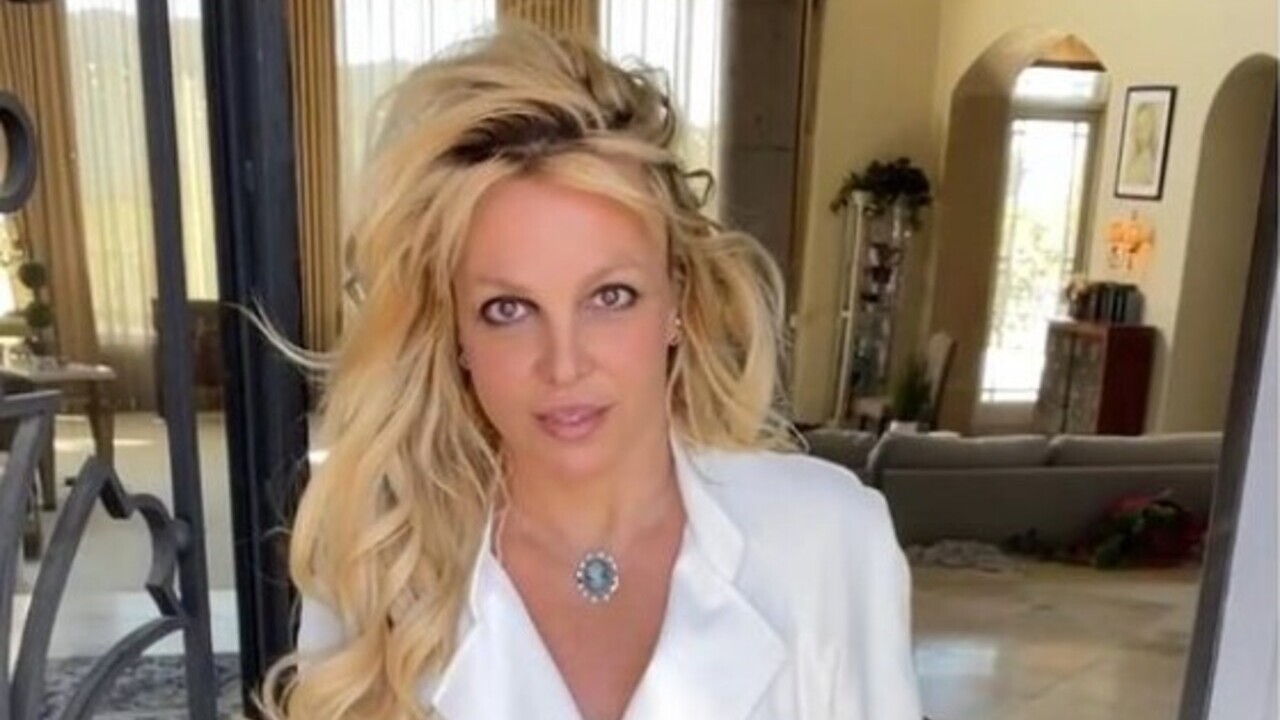 Britney Spears causa eufória na web ao posar completamente nua