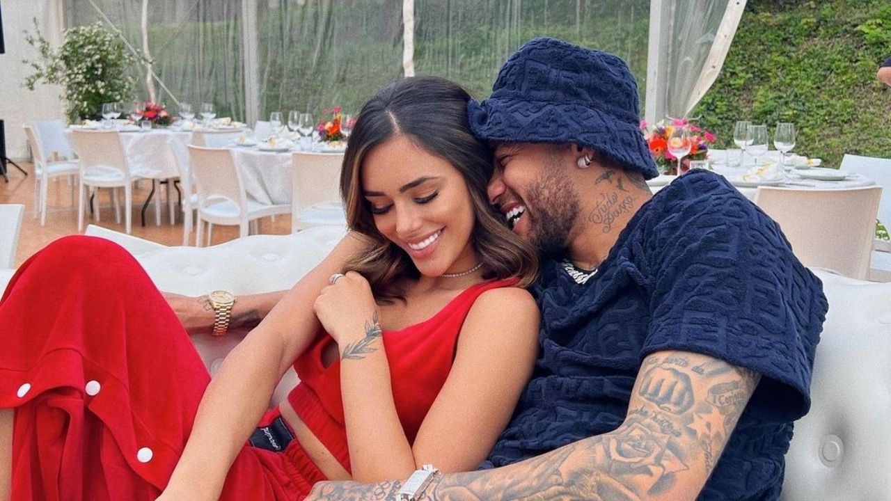 Neymar surge coladinho em clique ao lado da namorada Bruna Biancardi: “Amo você”
