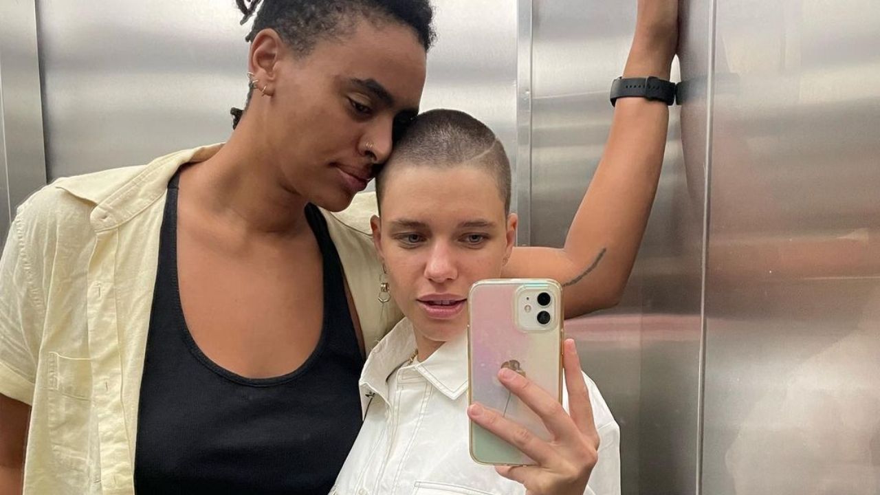 Bruna Linzmeyer surge coladinha ao lado da namorada: “Minha festinha”