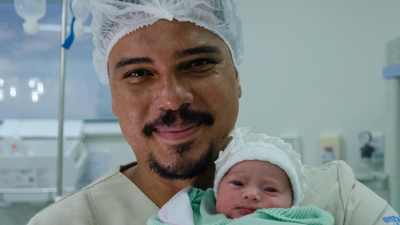 Bruno Cardoso, vocalista do ‘Sorriso Maroto’, faz primeira tatuagem em homenagem à filha