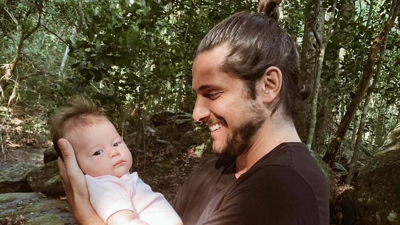 Bruno Gissoni encanta a web ao posar com a caçula, Amélia, em meio à natureza: ”Que fofura!”