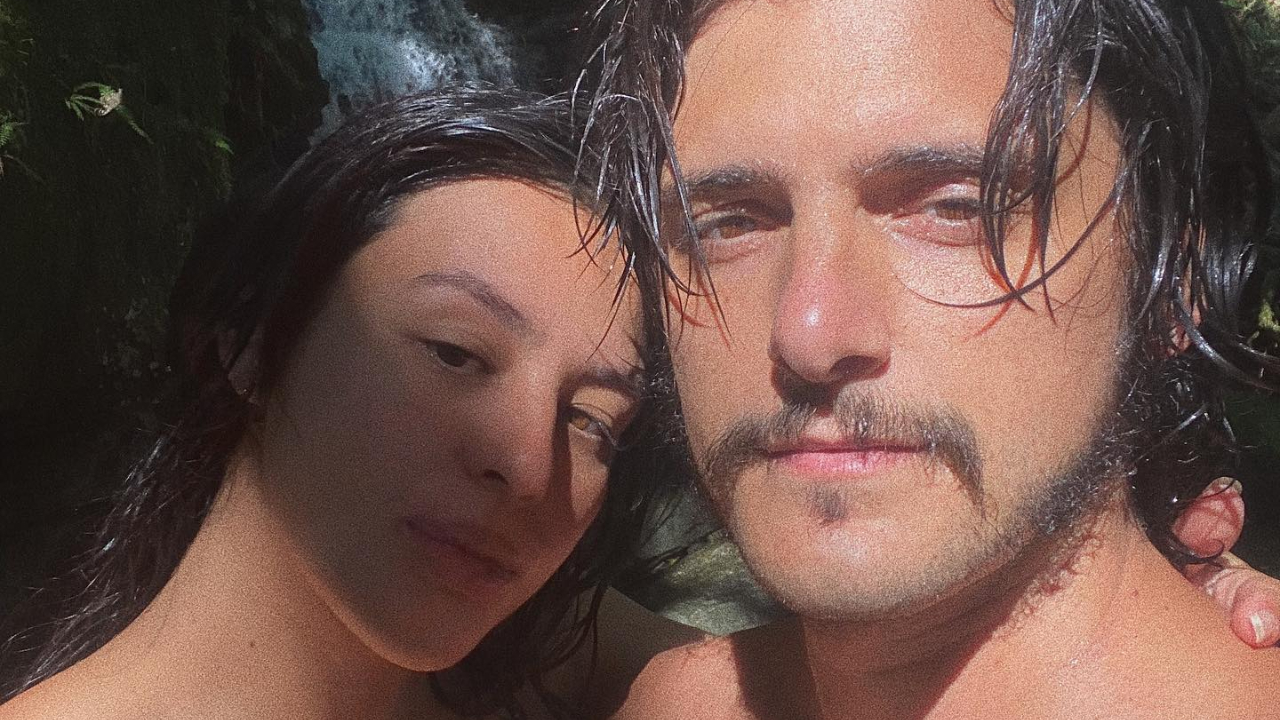 Bruno Gissoni e Yanna Lavigne trocam beijão ao curtirem desfiles de Carnaval