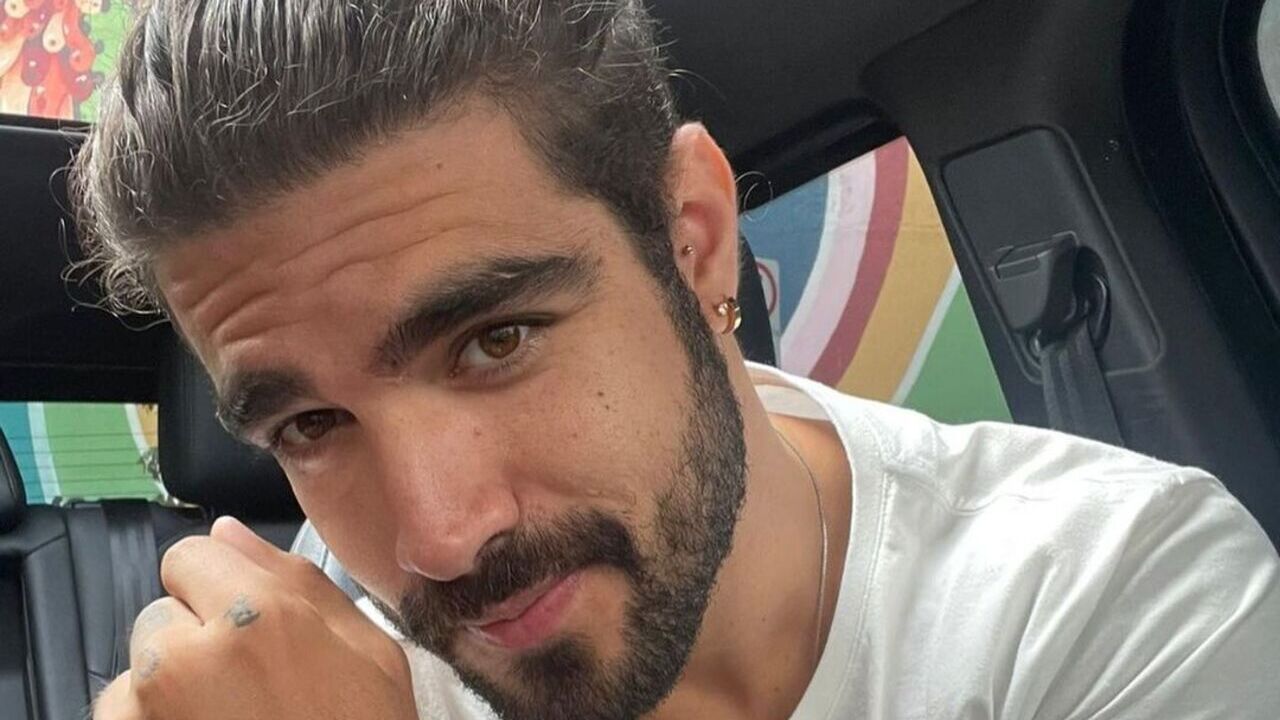 Caio Castro encanta ao fazer selfie com a namorada gata: ”Gente bonita”