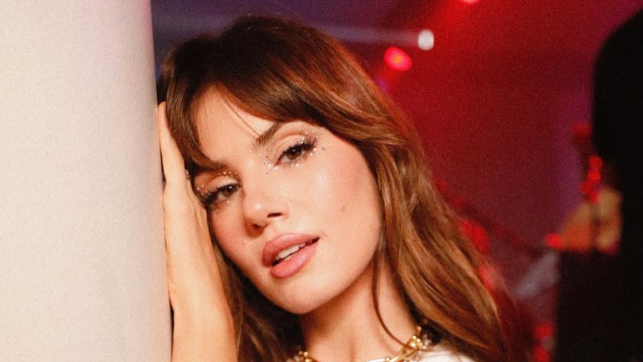 Só de lingerie, Camila Queiroz surge com toalha na cabeça e deixa fãs babando: ”Que corpo!”