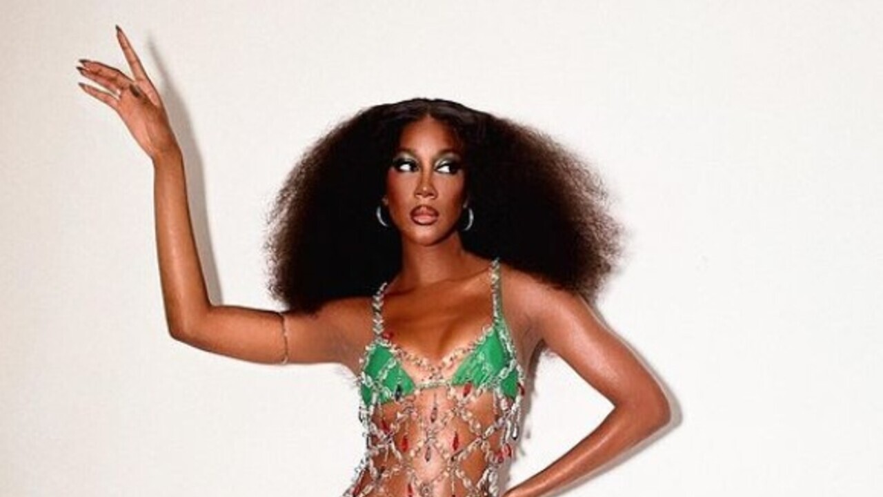 Camilla de Lucas esbanja poder e beleza desfilando em ensaio da escola de samba carioca Grande Rio