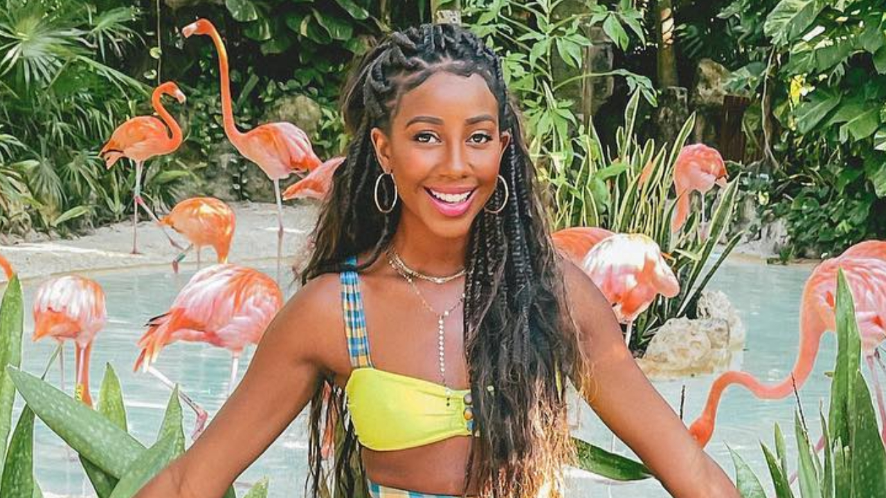 Alerta de beleza! Camilla de Lucas posa de biquíni vermelho e conquista a web