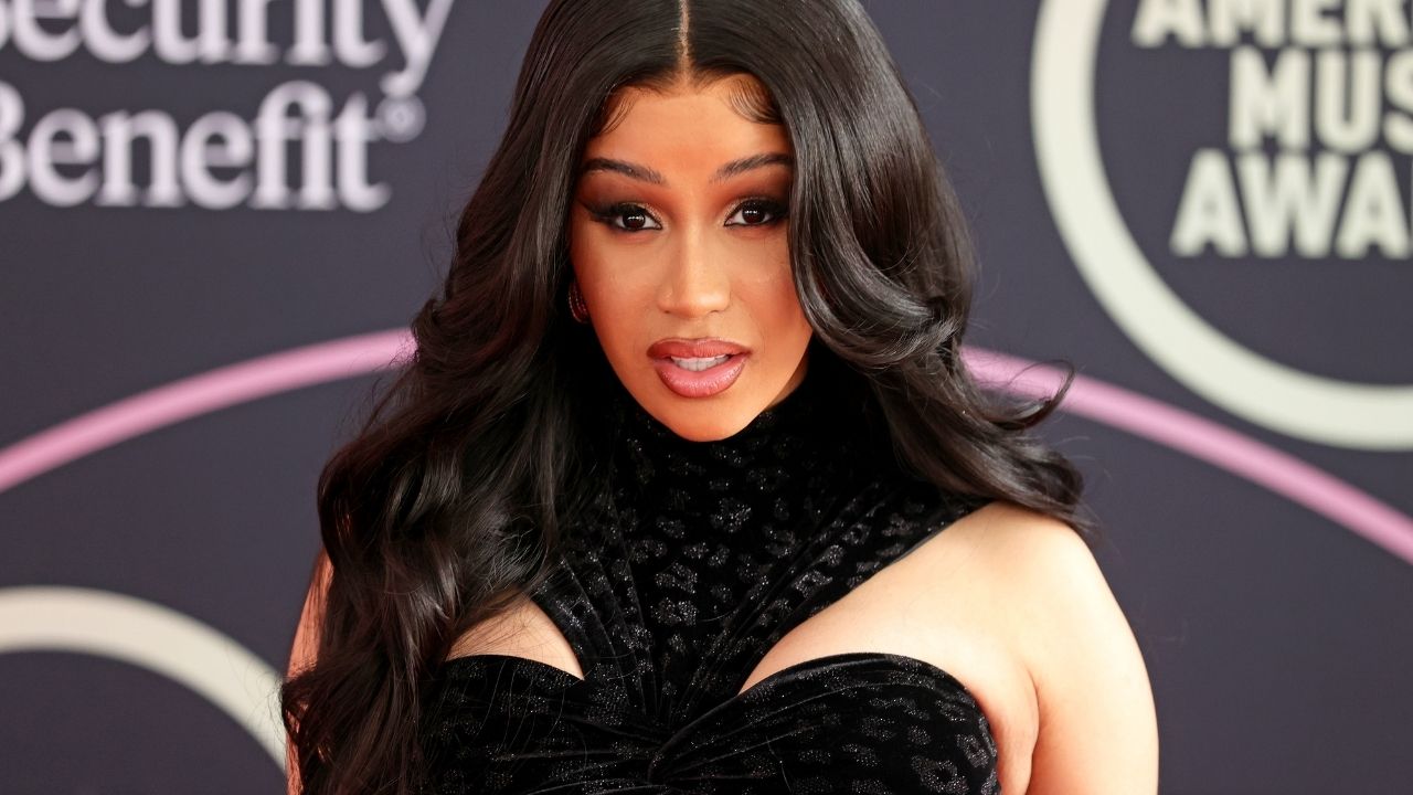 Cardi B deleta redes sociais após discussões com seguidores sobre o Grammy 2022