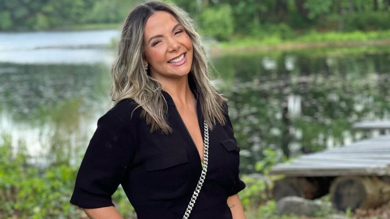 De biquíni, Carla Perez ostenta corpaço em vários ângulos e se destaca em local paradisíaco
