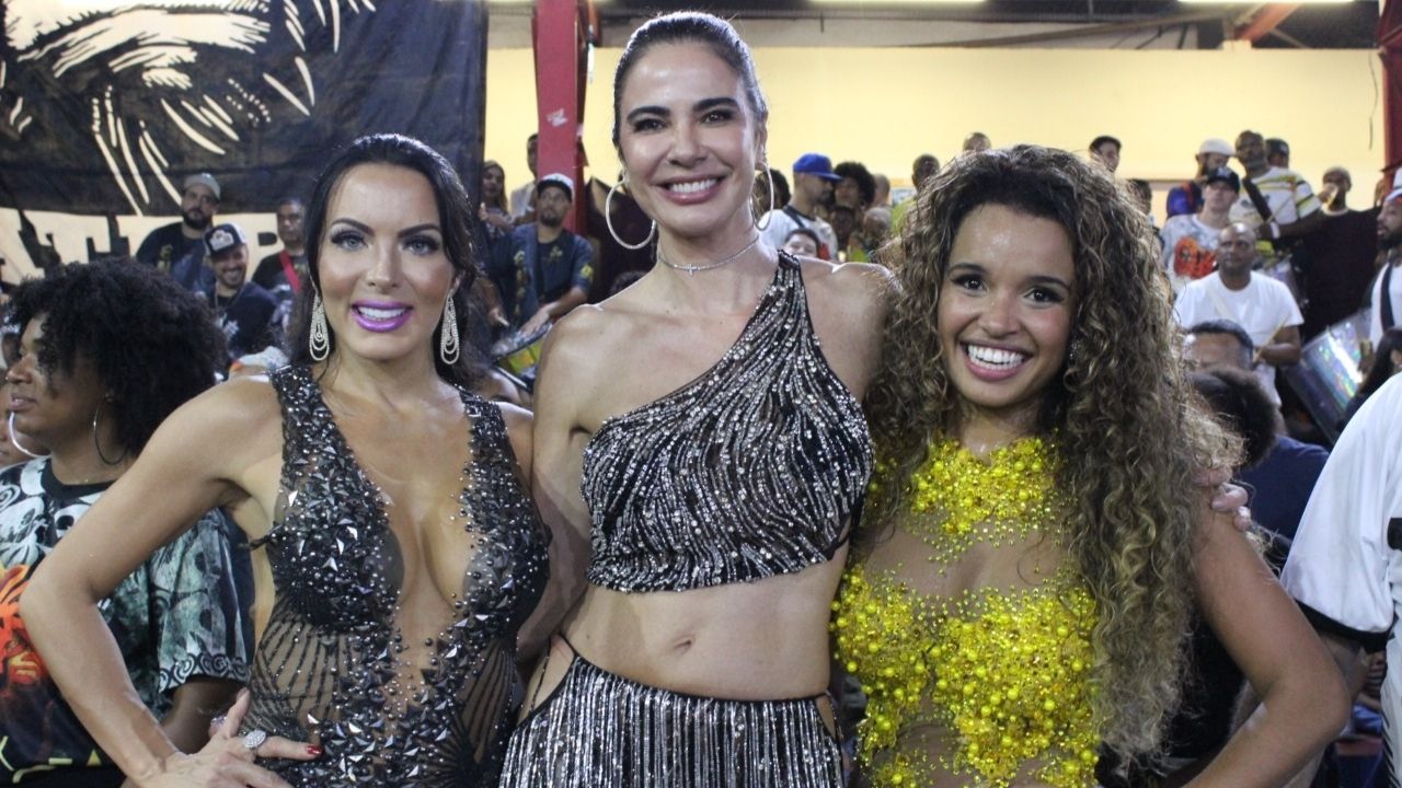 Carla Prata e Luciana Gimenez mostram samba no pé durante ensaio de Carnaval