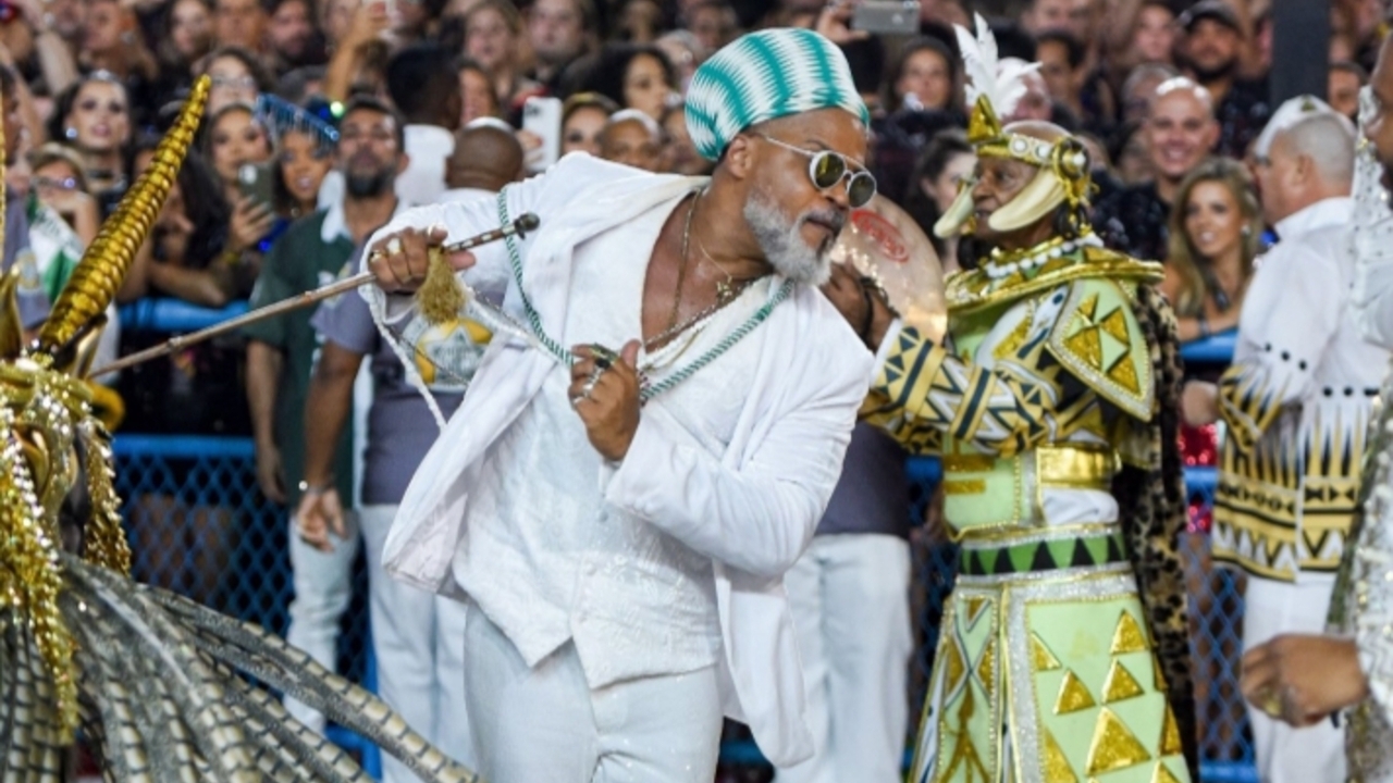 Carlinhos Brown agitou a Sapucaí desfilando com a Mocidade