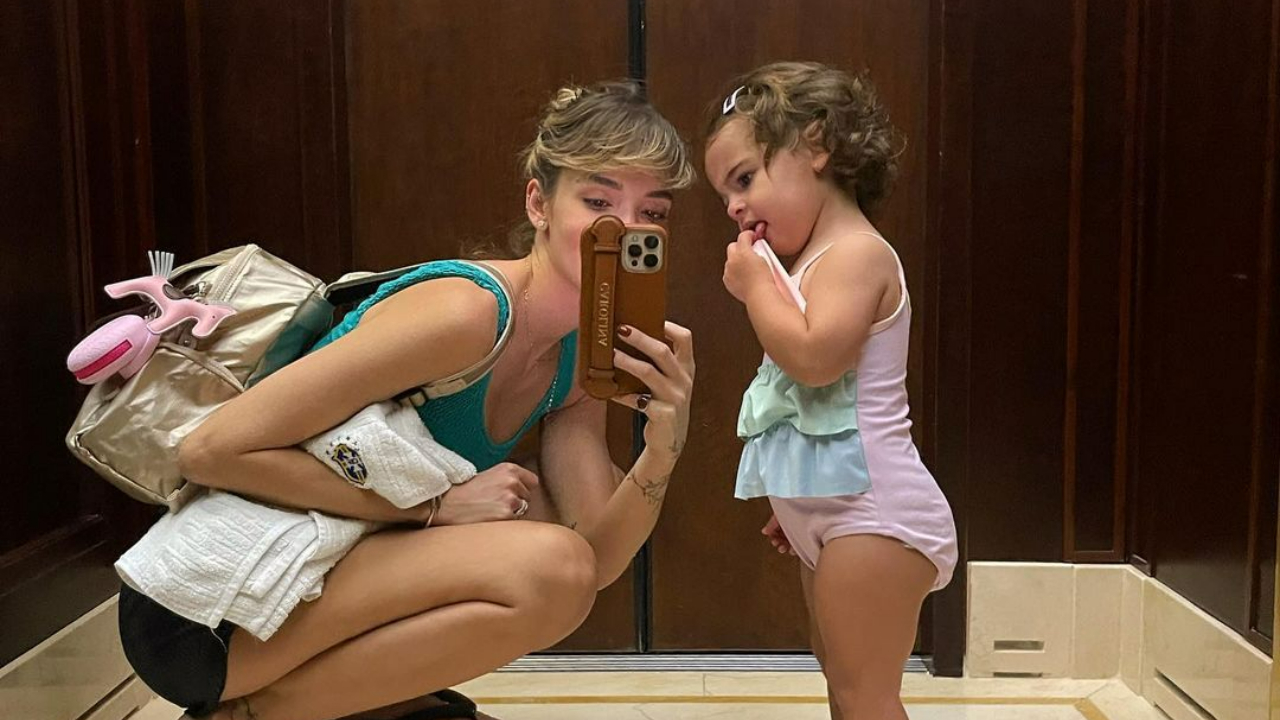 Carol Dias se derrete ao surgir coladinha com a filha, Esther: ”Parceirinha”