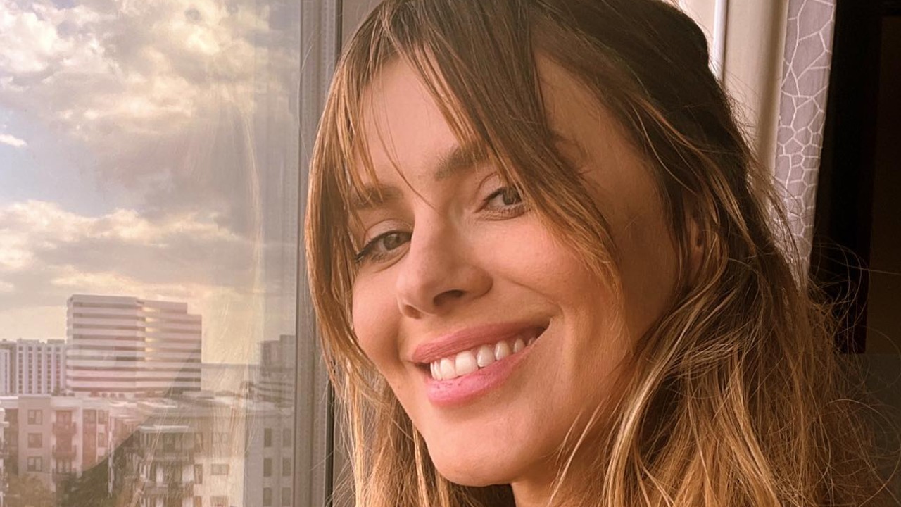 Sem filtro, Carolina Dieckmann surge de biquíni branco e encanta fãs: ”Muito musa!”