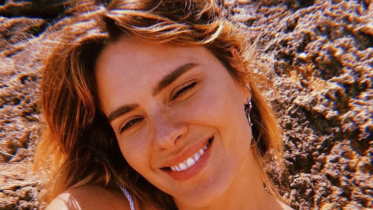 De biquíni de crochê, Carolina Dieckmann exibe corpaço de frente e de costas na piscina