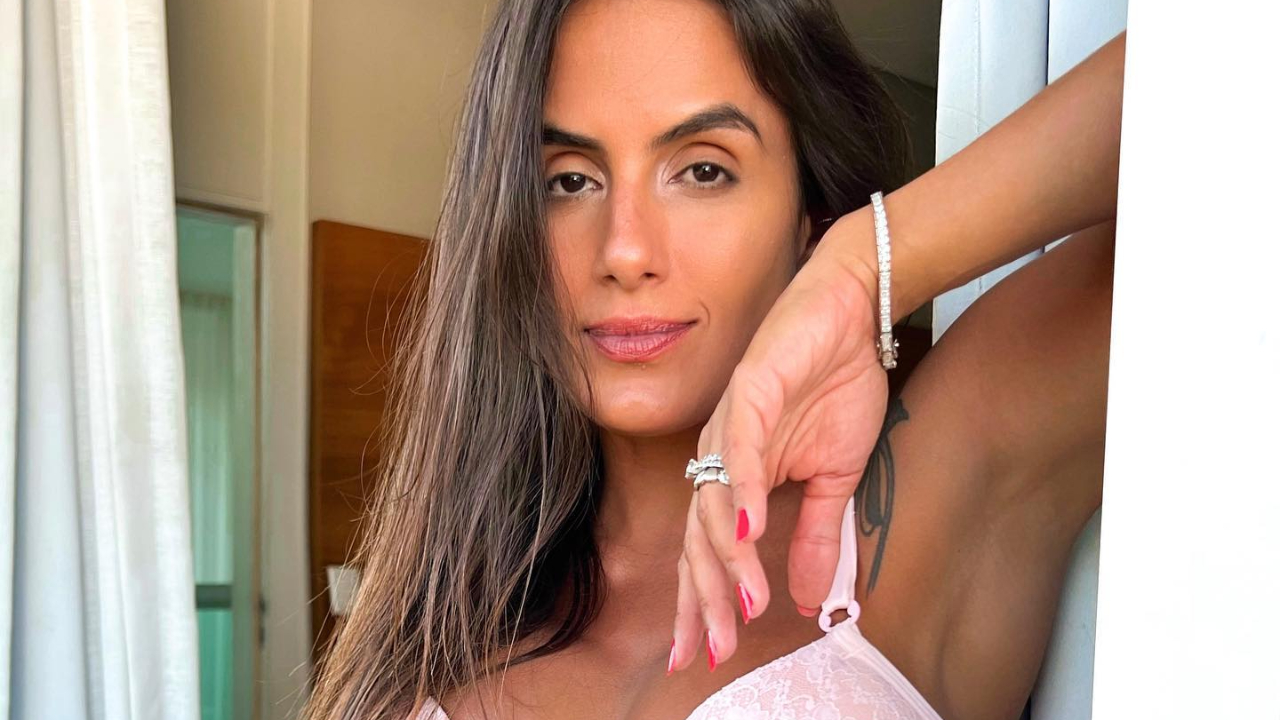 Carol Peixinho posa de biquíni amarelo e brinca: ”Personalidade ensolarada”