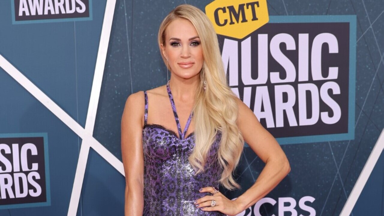 Com look roxo brilhante, Carrie Underwood marca presença em premiação de música country