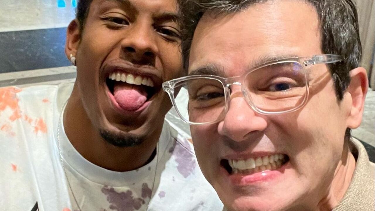 Celso Portiolli compartilha selfie com Paulo André e fãs pedem: ”Já queremos um passa ou repassa”