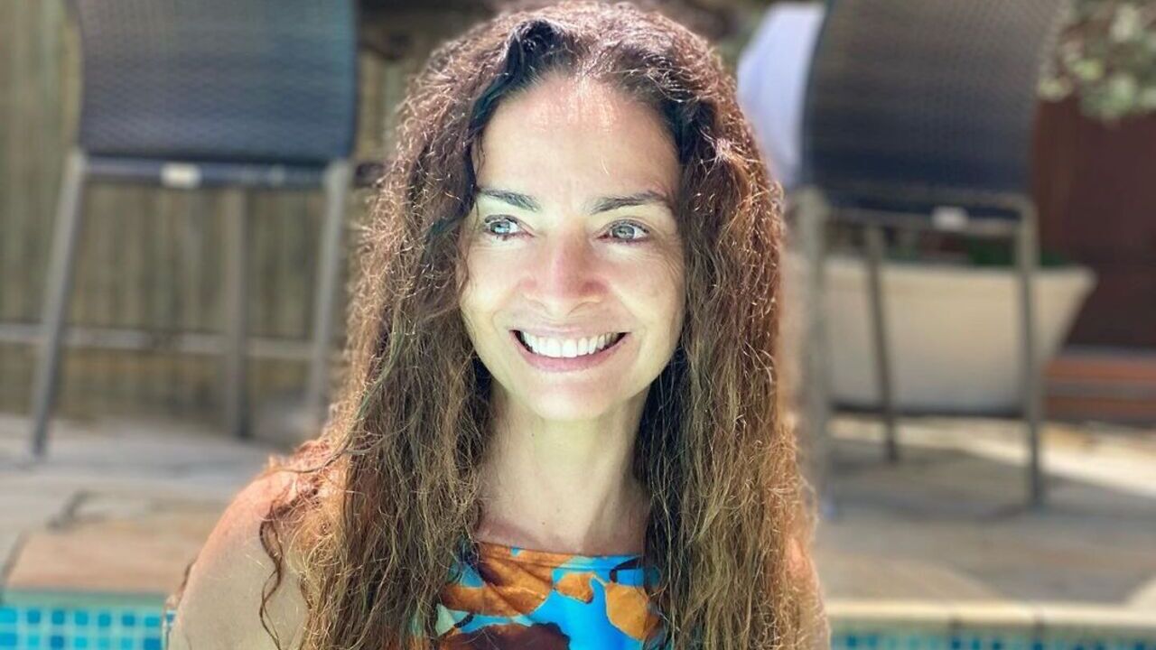 Aos 59 anos, Claudia Ohana monta look com sutiã e arrasa: ”Um look bafo”