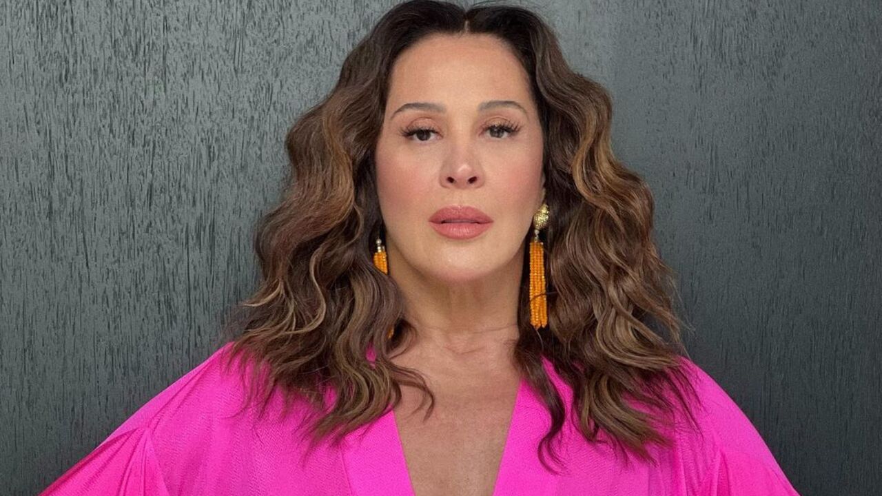 Claudia Raia esbanja estilo em vestido azul para o ‘Encontro’: ”Quem vem?”