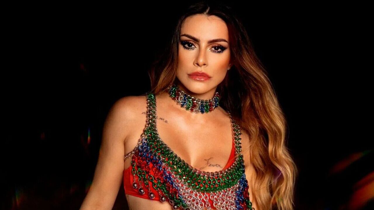 De look carnavalesco, Cleo exibe corpaço tatuado com atitude e arranca elogios
