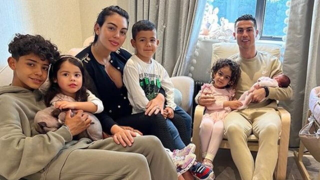 Cristiano Ronaldo e sua esposa Georgina voltam para casa com a nova filha