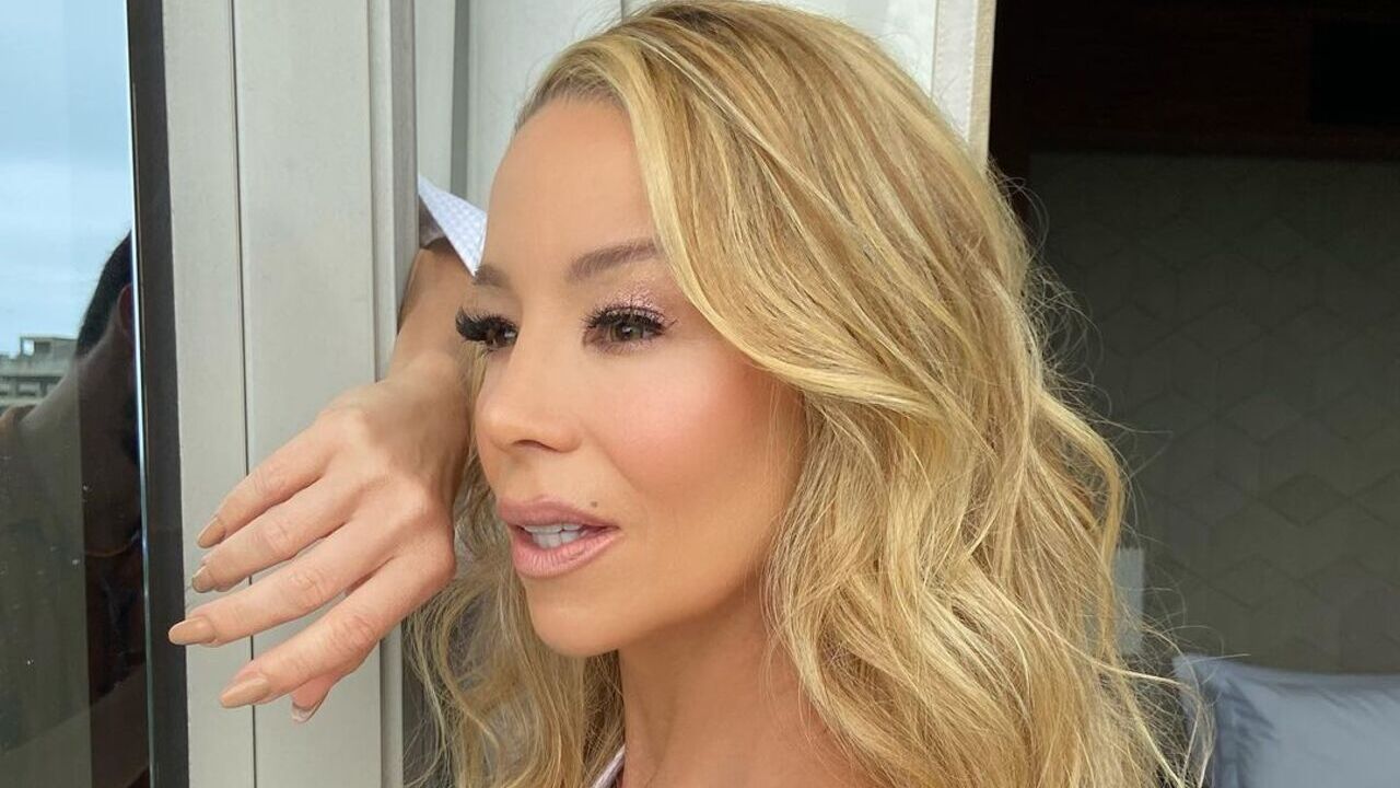 De look todo ‘rasgado’, Danielle Winits deixa à mostra corpaço e impressiona: ”Musa”