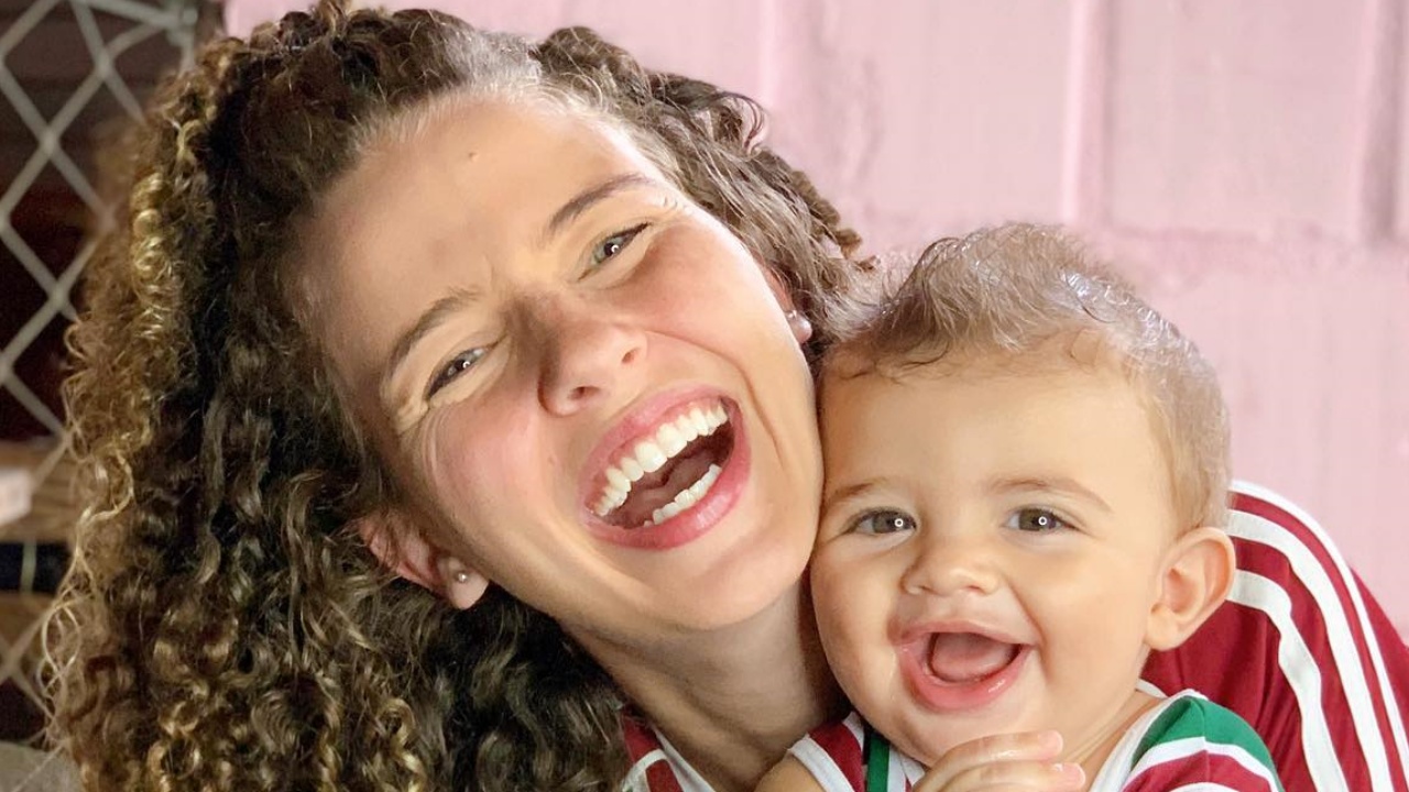 Ao lado da família, Debby Lagranha comemora o sétimo mês do filho: ”Como passa rápido”