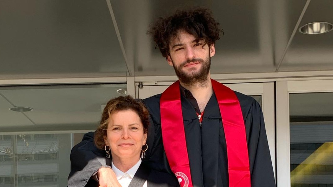 Debora Bloch comemora formatura do filho e tamanho de Hugo impressiona a web
